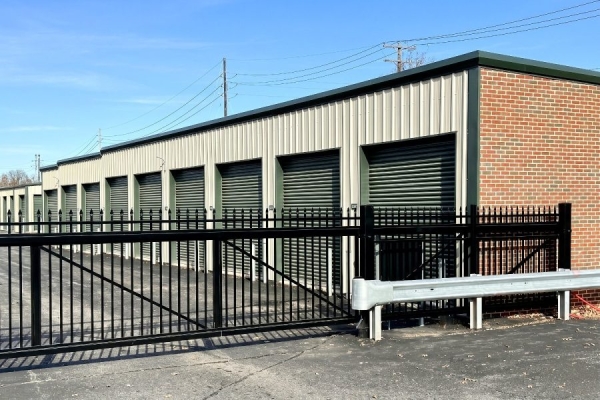 Facility photo: //images.sparefoot.com/medium/24517669ea734ef07e7.jpg