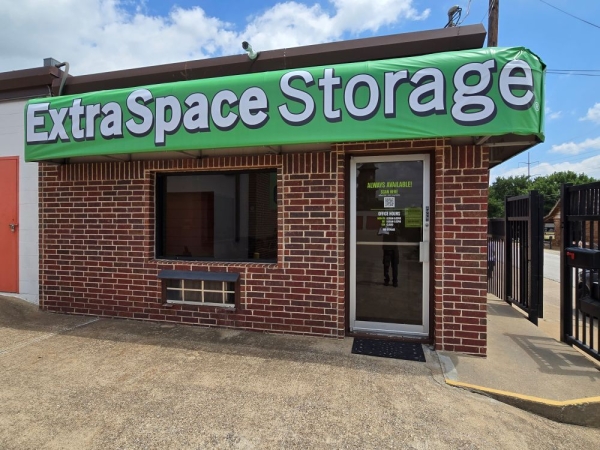Facility photo: //images.sparefoot.com/medium/24517969fb11315384d.jpg
