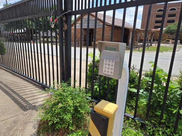 Facility photo: //images.sparefoot.com/medium/24517969fb113272eee.jpg