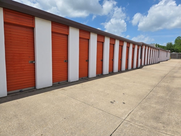Facility photo: //images.sparefoot.com/medium/24517969fb1134abdd4.jpg