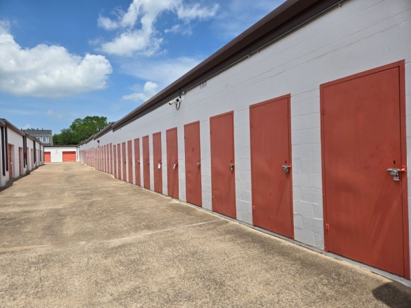 Facility photo: //images.sparefoot.com/medium/24517969fb11364067c.jpg