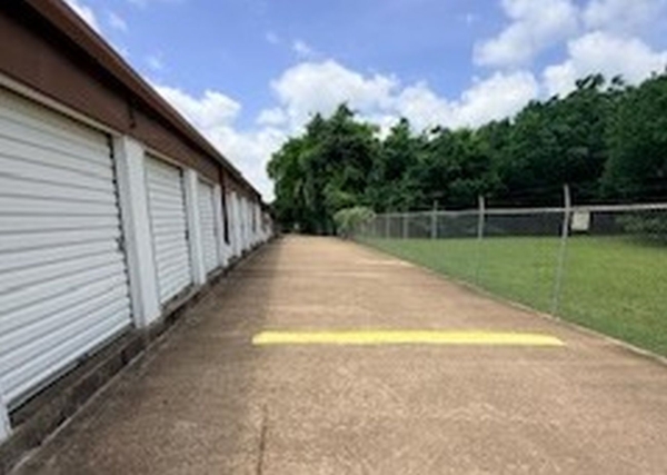 Facility photo: //images.sparefoot.com/medium/24518069f0a233210ce.jpg