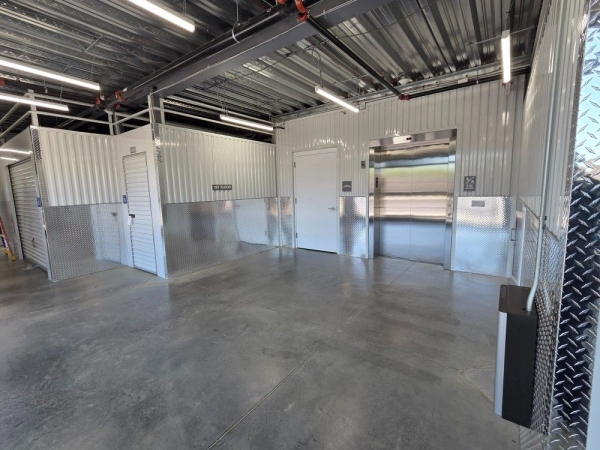 Facility photo: //images.sparefoot.com/medium/24518369eb5cb5ba59b.jpg