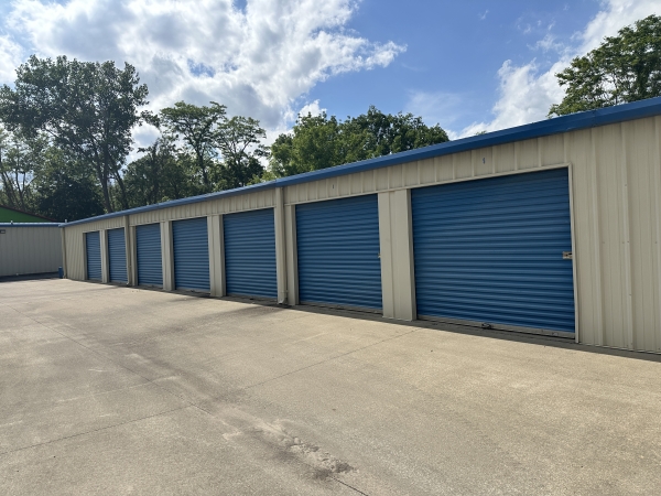Facility photo: //images.sparefoot.com/medium/2451876a01c2468eedd.jpeg
