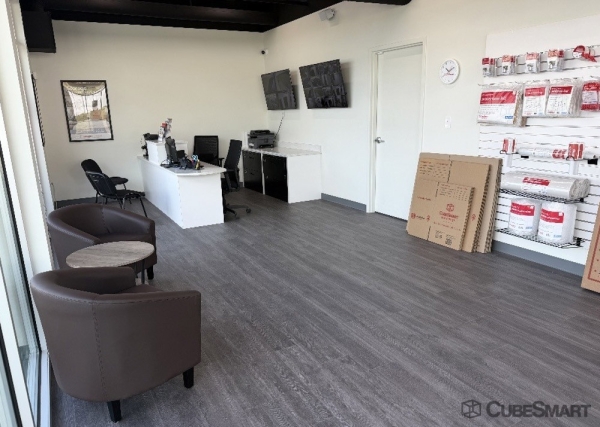 Facility photo: //images.sparefoot.com/medium/2451946a194126c4216.jpg