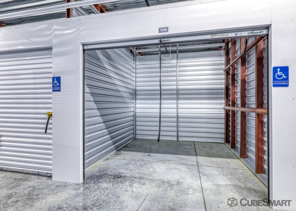 Facility photo: //images.sparefoot.com/medium/2451946a363cf442cbb.jpg