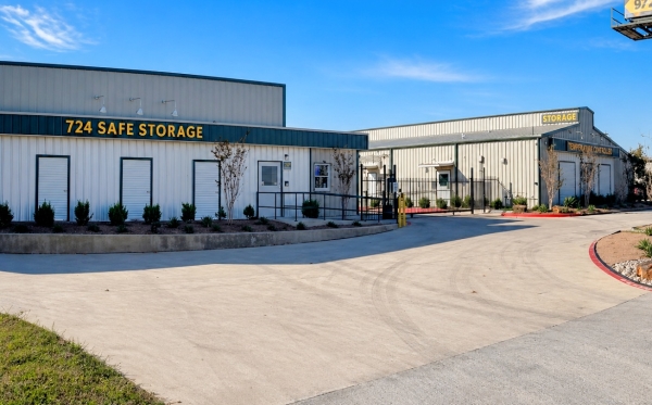 Facility photo: //images.sparefoot.com/medium/24520569f0e90870dc3.jpg