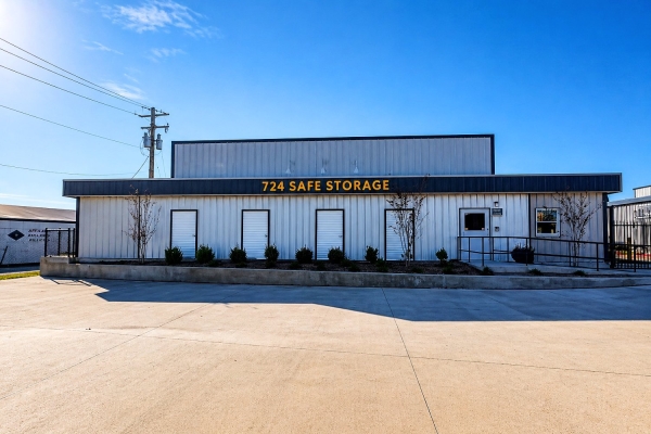 Facility photo: //images.sparefoot.com/medium/24520569f0e90c65666.jpg