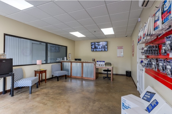 Facility photo: //images.sparefoot.com/medium/24520869efd81981a7c.jpg