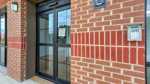 Facility photo: //images.sparefoot.com/medium/24520869efd81d01492.jpg