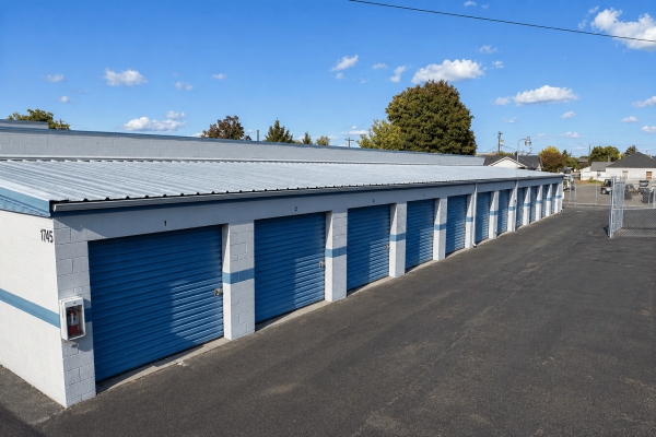 Facility photo: //images.sparefoot.com/medium/24528569f9e2b5245fa.jpeg