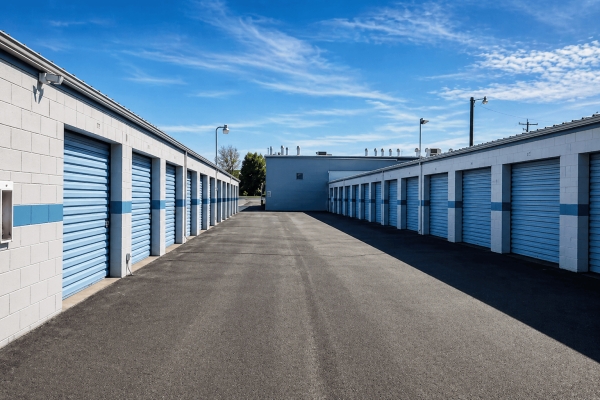 Facility photo: //images.sparefoot.com/medium/24528569f9e2b7dbf13.jpeg