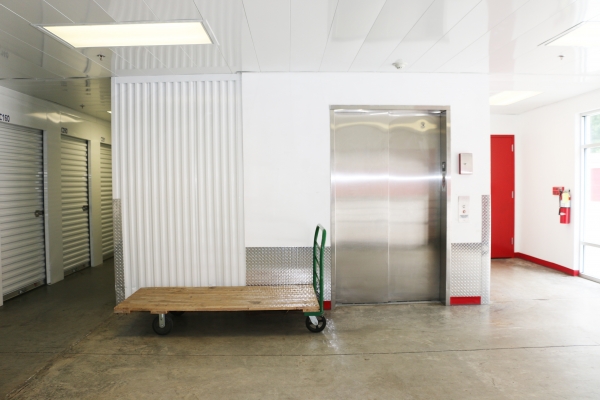 Facility photo: //images.sparefoot.com/medium/24529269f396664c3ba.jpg