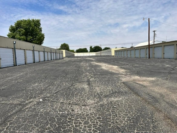 Facility photo: //images.sparefoot.com/medium/24529369f3b1b1e0bba.jpg