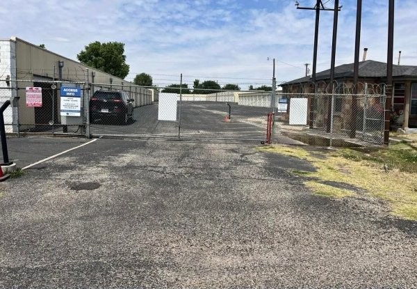 Facility photo: //images.sparefoot.com/medium/24529369f3b1e050de1.jpg