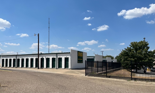 Facility photo: //images.sparefoot.com/medium/24530069fa163ba4f7b.jpg