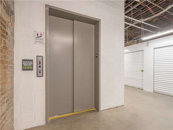 Facility photo: //images.sparefoot.com/medium/2453136a0b7963badd1.jpg