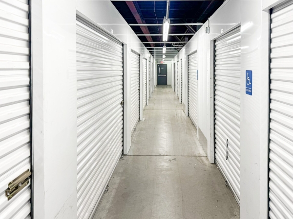 Facility photo: //images.sparefoot.com/medium/2453136a0b79919ff6b.jpg