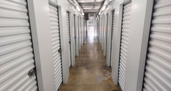 Facility photo: //images.sparefoot.com/medium/24539669fbbc2d6aab3.jpg