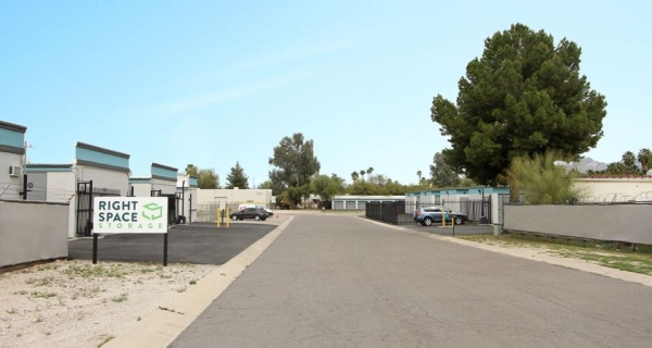 Storage Units at RightSpace Storage - 3048 - Tuttle - 2850 N Tuttle Ave