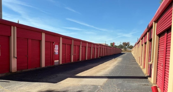 Facility photo: //images.sparefoot.com/medium/24541669fbb7083716f.jpg