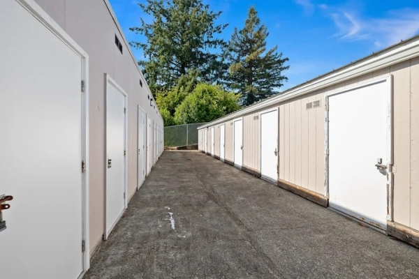Facility photo: //images.sparefoot.com/medium/24542269fb64b549c17.jpg