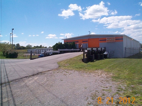 Facility photo: //images.sparefoot.com/medium/24542969fb7a702ea39.jpg