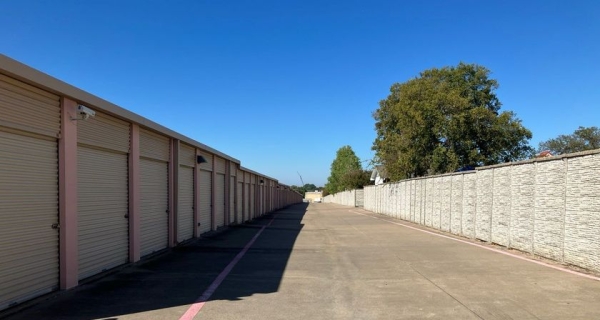 Facility photo: //images.sparefoot.com/medium/24545869fcef6dd6dde.jpg