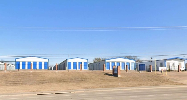 Facility photo: //images.sparefoot.com/medium/24546669fe1b3194f48.jpeg