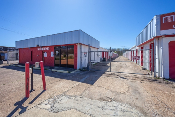 Facility photo: //images.sparefoot.com/medium/24549269fce2d81ade5.jpg