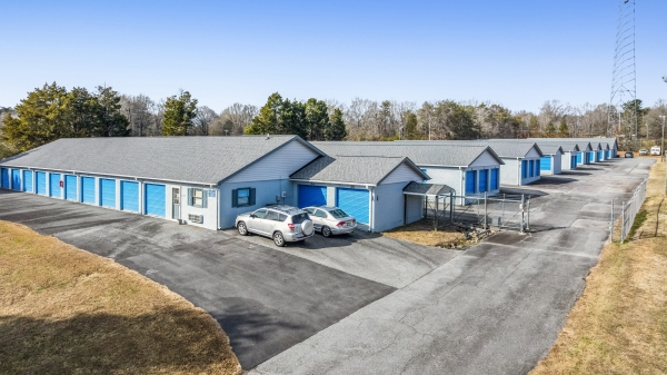 Facility photo: //images.sparefoot.com/medium/2455046a1f3a368ce87.jpg