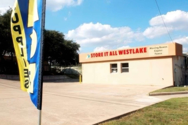 Facility photo: //images.sparefoot.com/medium/2455656a01e45bd02ab.jpg