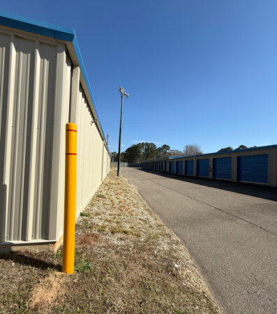 Facility photo: //images.sparefoot.com/medium/24557369fe18d5074a6.png
