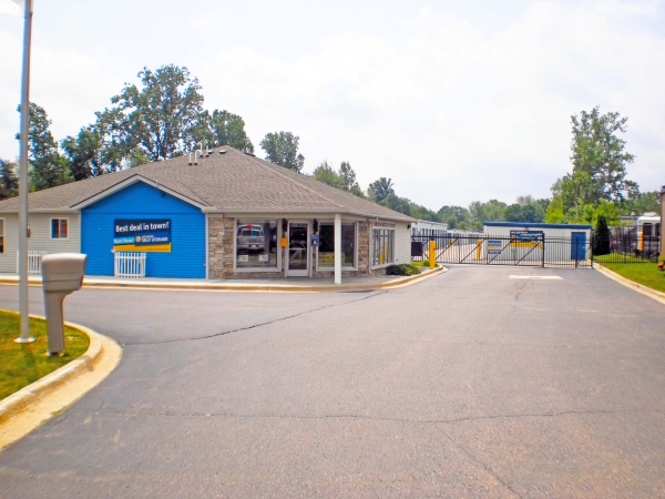 Facility photo: //images.sparefoot.com/medium/2455996a0b6379a5432.jpg