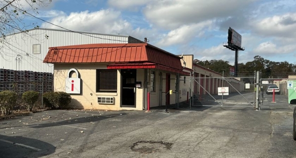 Facility photo: //images.sparefoot.com/medium/2456056a0774bda9fa0.jpg