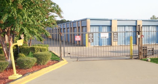 Facility photo: //images.sparefoot.com/medium/2456386a0b77ec3d15b.jpg
