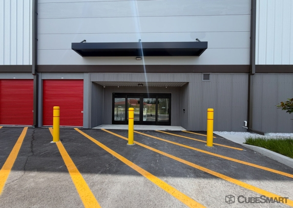 Facility photo: //images.sparefoot.com/medium/2456786a0c08cfb718c.jpg