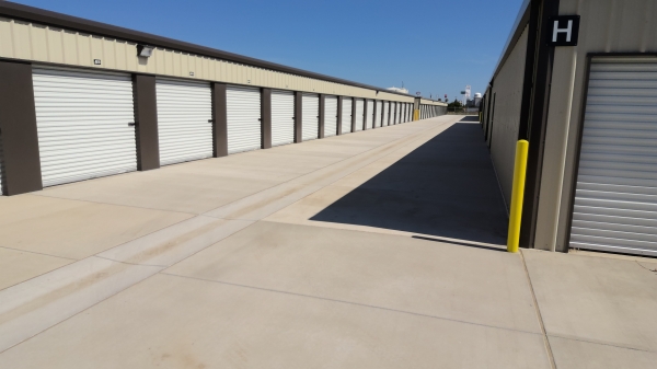 Facility photo: //images.sparefoot.com/medium/2456956a1f424688baf.jpg