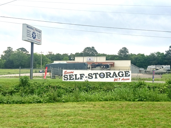 Facility photo: //images.sparefoot.com/medium/2457066a08aaf5bbcc2.jpg