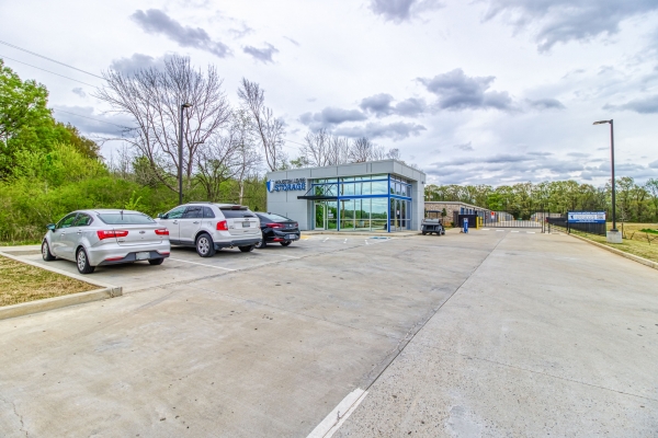 Facility photo: //images.sparefoot.com/medium/2457326a0cb834a2cd2.jpg