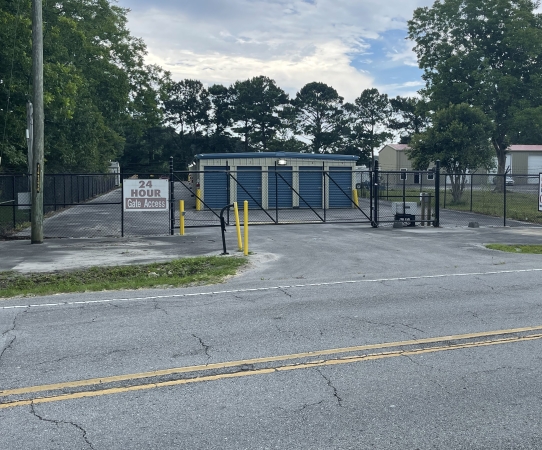 Facility photo: //images.sparefoot.com/medium/2457436a0e10eaba0b2.jpg