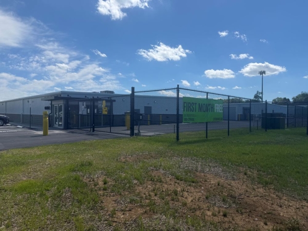 Facility photo: //images.sparefoot.com/medium/2457566a328cd7a00d1.jpg