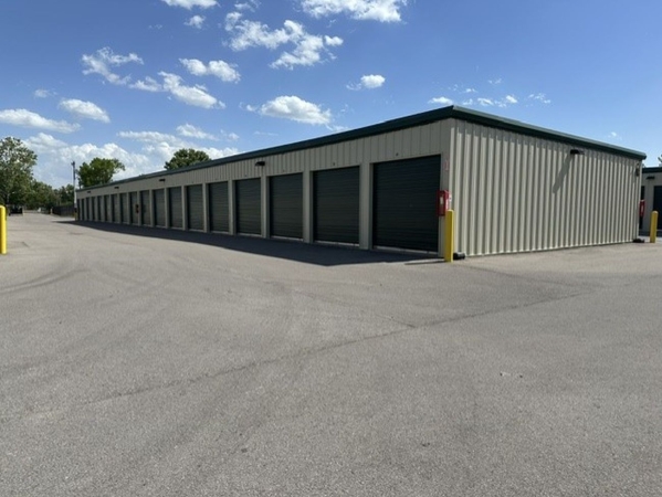 Facility photo: //images.sparefoot.com/medium/2457576a0ef5cc0bbc3.jpg