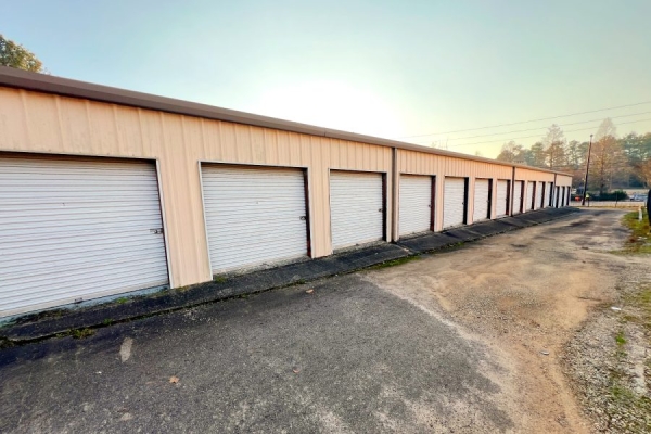 Facility photo: //images.sparefoot.com/medium/2457636a19918b666b3.jpg