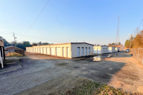 Facility photo: //images.sparefoot.com/medium/2457636a19918c47066.jpg