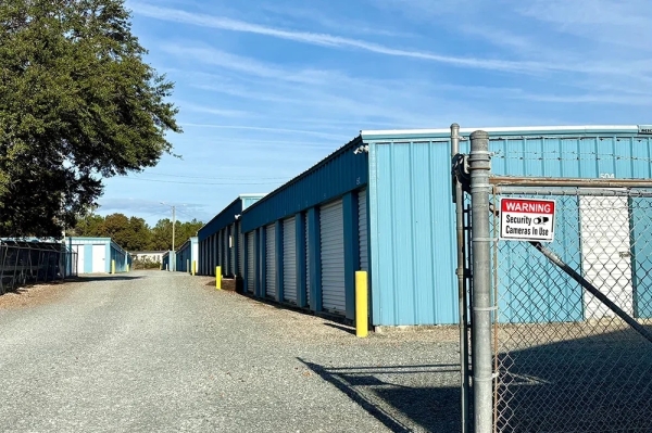 Facility photo: //images.sparefoot.com/medium/2458146a1dc24bf0117.jpeg