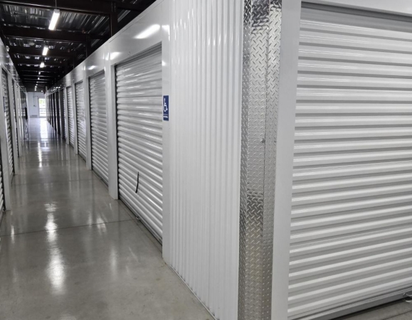 Facility photo: //images.sparefoot.com/medium/2458356a1c2584cfe15.jpg