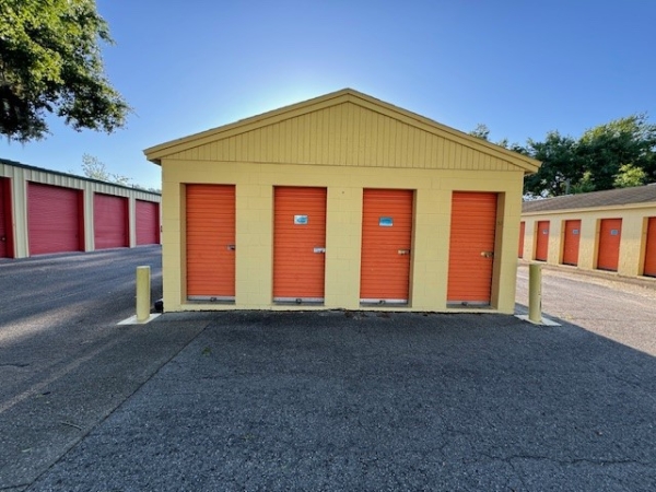 Facility photo: //images.sparefoot.com/medium/2458556a1dfe7f08f4f.jpg