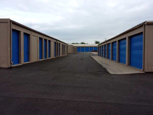 Facility photo: //images.sparefoot.com/medium/2458586a1e02b13791b.jpg