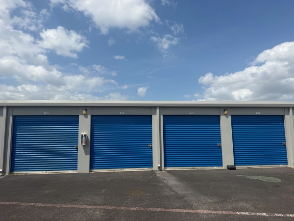 Facility photo: //images.sparefoot.com/medium/2458796a394f3961bfc.jpg